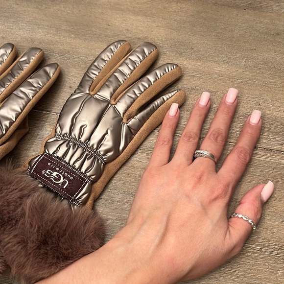 UGG gold/tan gloves - Picture 3 of 3